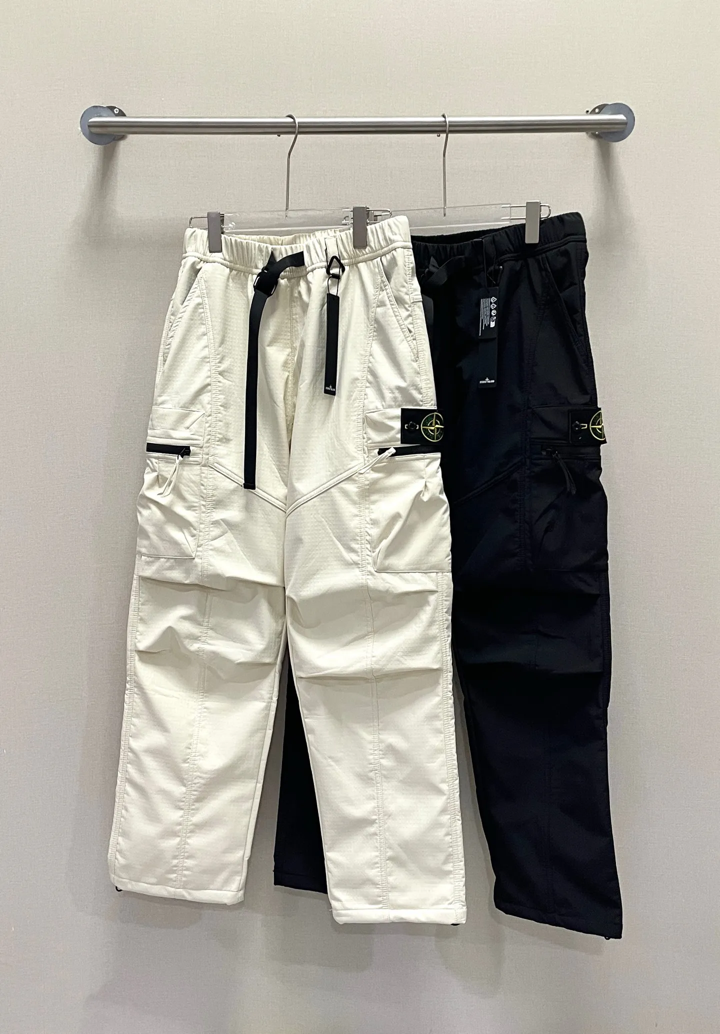 P280 Stone Island/Stone Island badge velvet casual workwear straight pants. Velvet style. Good warmth in autumn and winter. Original quality. Must buy in winter. Variable leg version. The upper body is very simple, handsome and stylish. It is for men and women. The micro-elastic texture is very soft and comfortable. The upper body is super versatile and can be worn by anyone. The loose version is suitable for all kinds of figures. I like to wear it quickly. Color: black, army green, dark gray, apricot